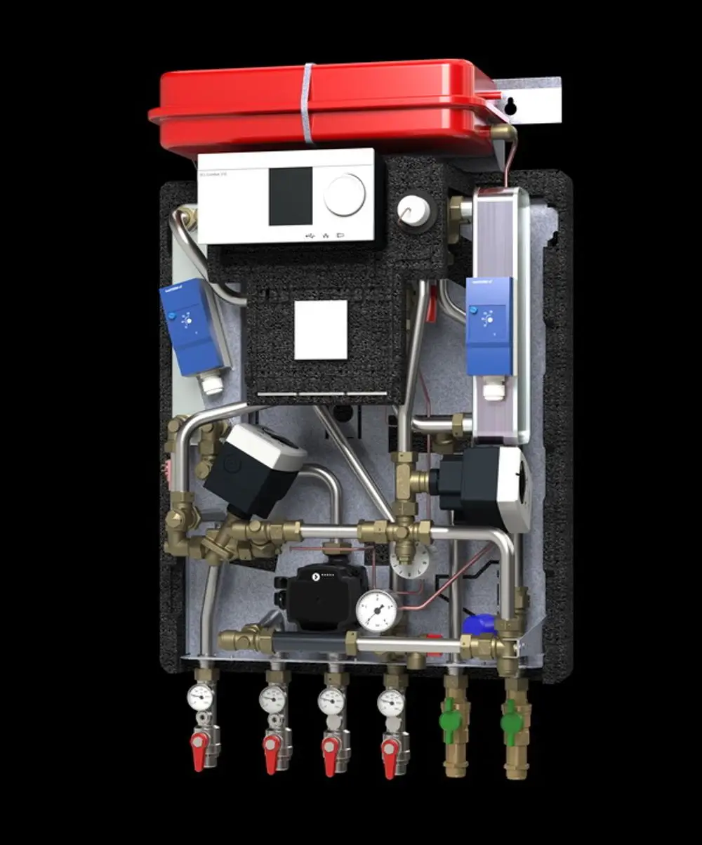Hausstation mit verschiedenen Rohren, Ventilen und einer Steuerungseinheit. Enthält Komponenten von Danfoss zur Regelung der Heiz- und Warmwasserverteilung.